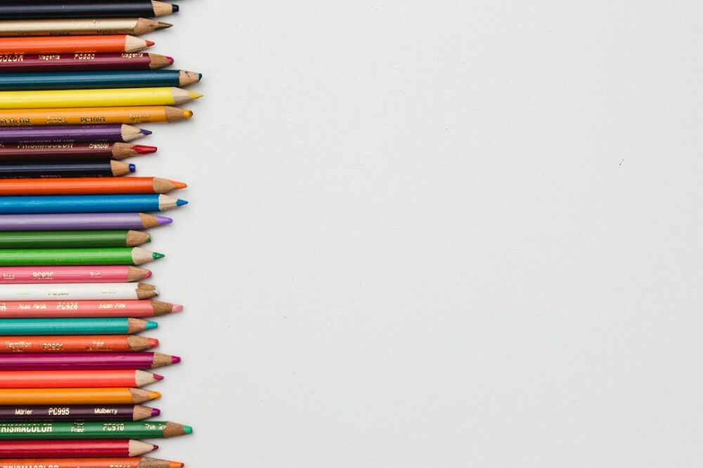 Foto ilustrativa de materiais escolares dispostos sobre uma mesa, relacionada à licitação de kits escolares em Iguaraçu.