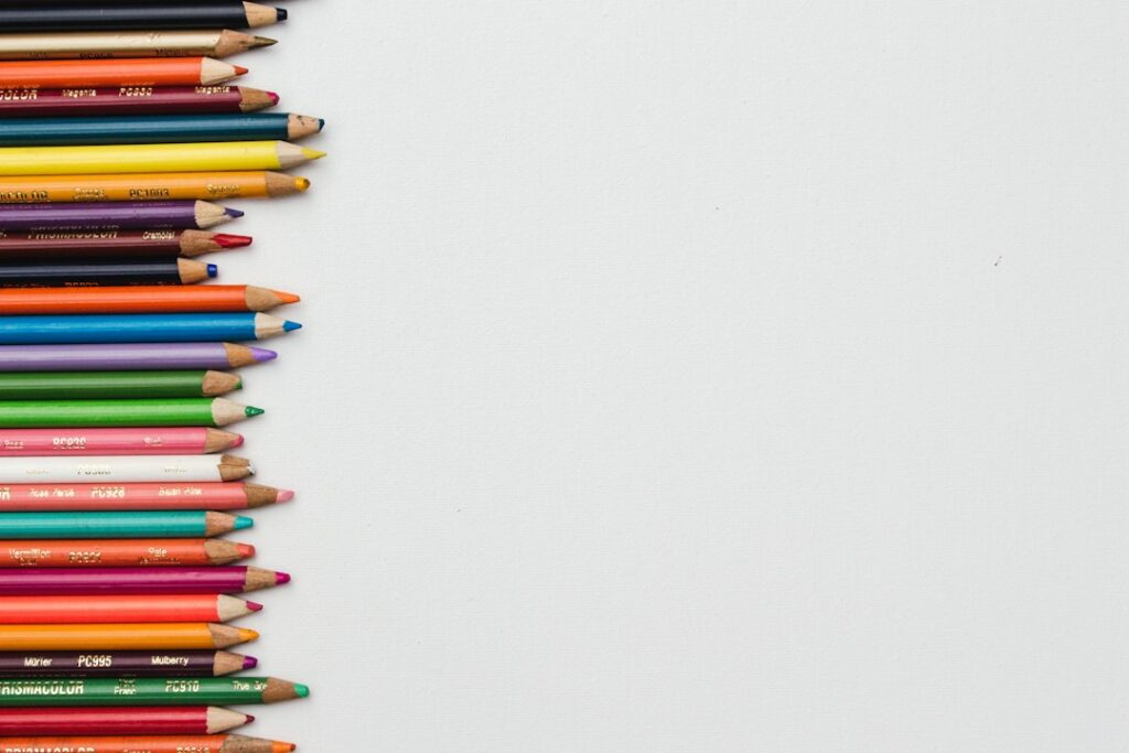 Foto ilustrativa de materiais escolares dispostos sobre uma mesa, relacionada à licitação de kits escolares em Iguaraçu.