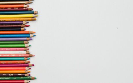 Foto ilustrativa de materiais escolares dispostos sobre uma mesa, relacionada à licitação de kits escolares em Iguaraçu.