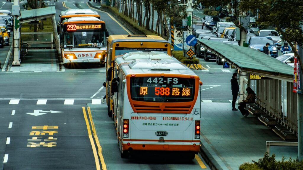 Ônibus em via rodoviária, imagem meramente ilustrativa sobre transporte intermunicipal de idosos.