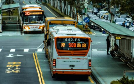 Ônibus em via rodoviária, imagem meramente ilustrativa sobre transporte intermunicipal de idosos.