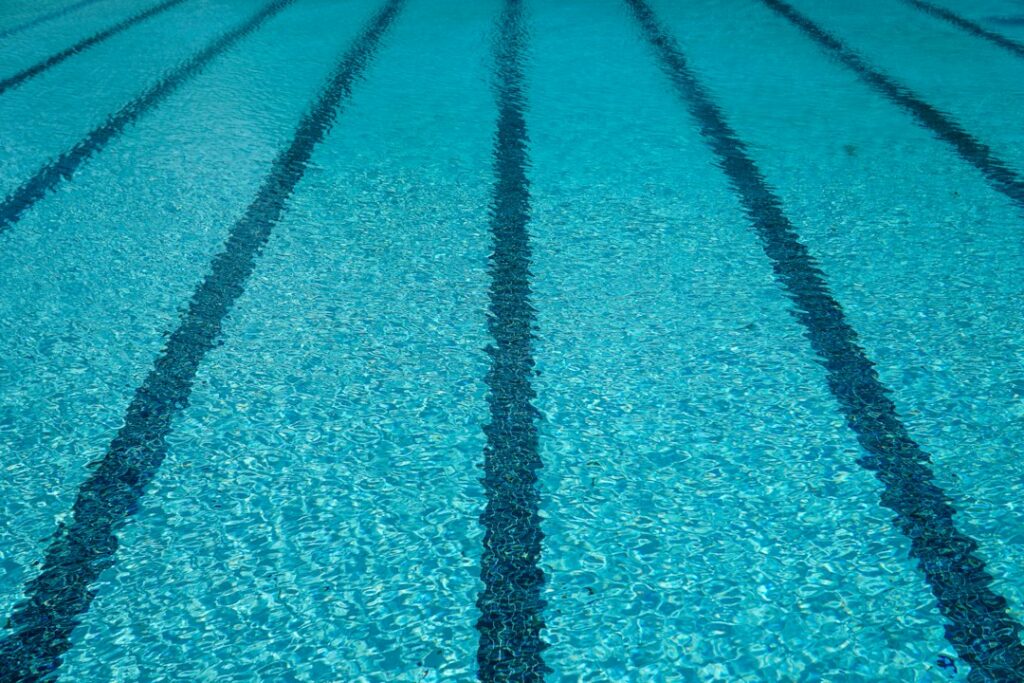 Foto ilustrativa de piscina com água azul, não representa a festa na Piscina Pública de Porecatu.