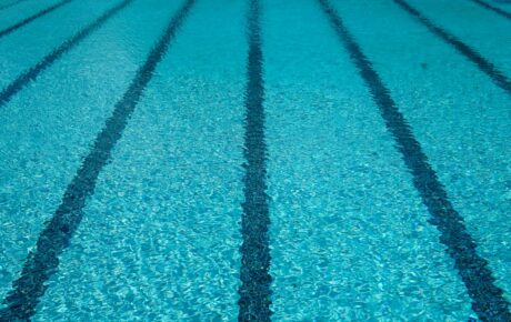Foto ilustrativa de piscina com água azul, não representa a festa na Piscina Pública de Porecatu.